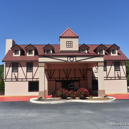 Baymont By Wyndham Helen Motel Bagian luar foto