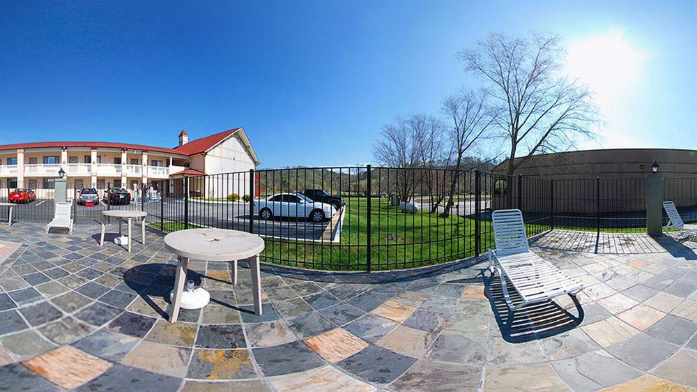 Baymont By Wyndham Helen Motel Bagian luar foto