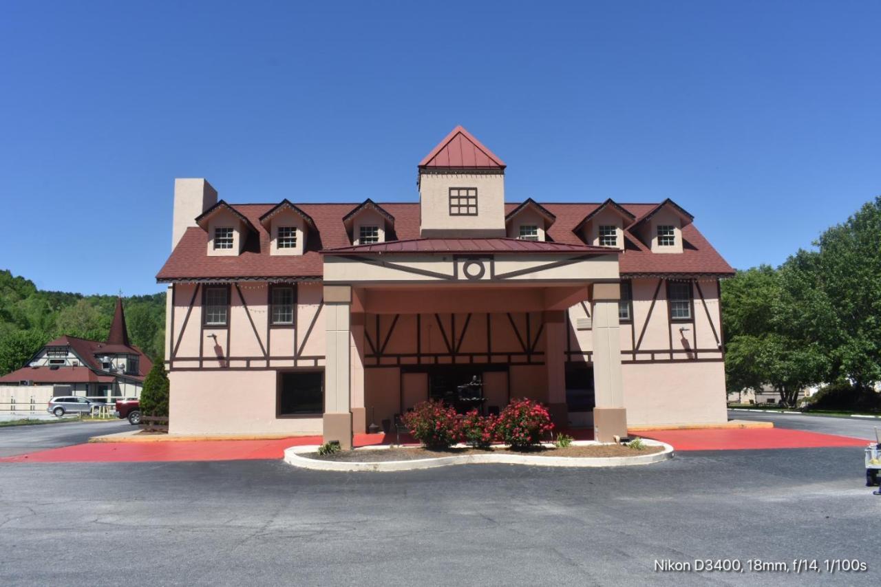 Baymont By Wyndham Helen Motel Bagian luar foto