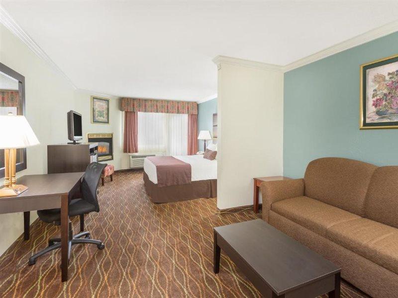 Baymont By Wyndham Helen Motel Bagian luar foto