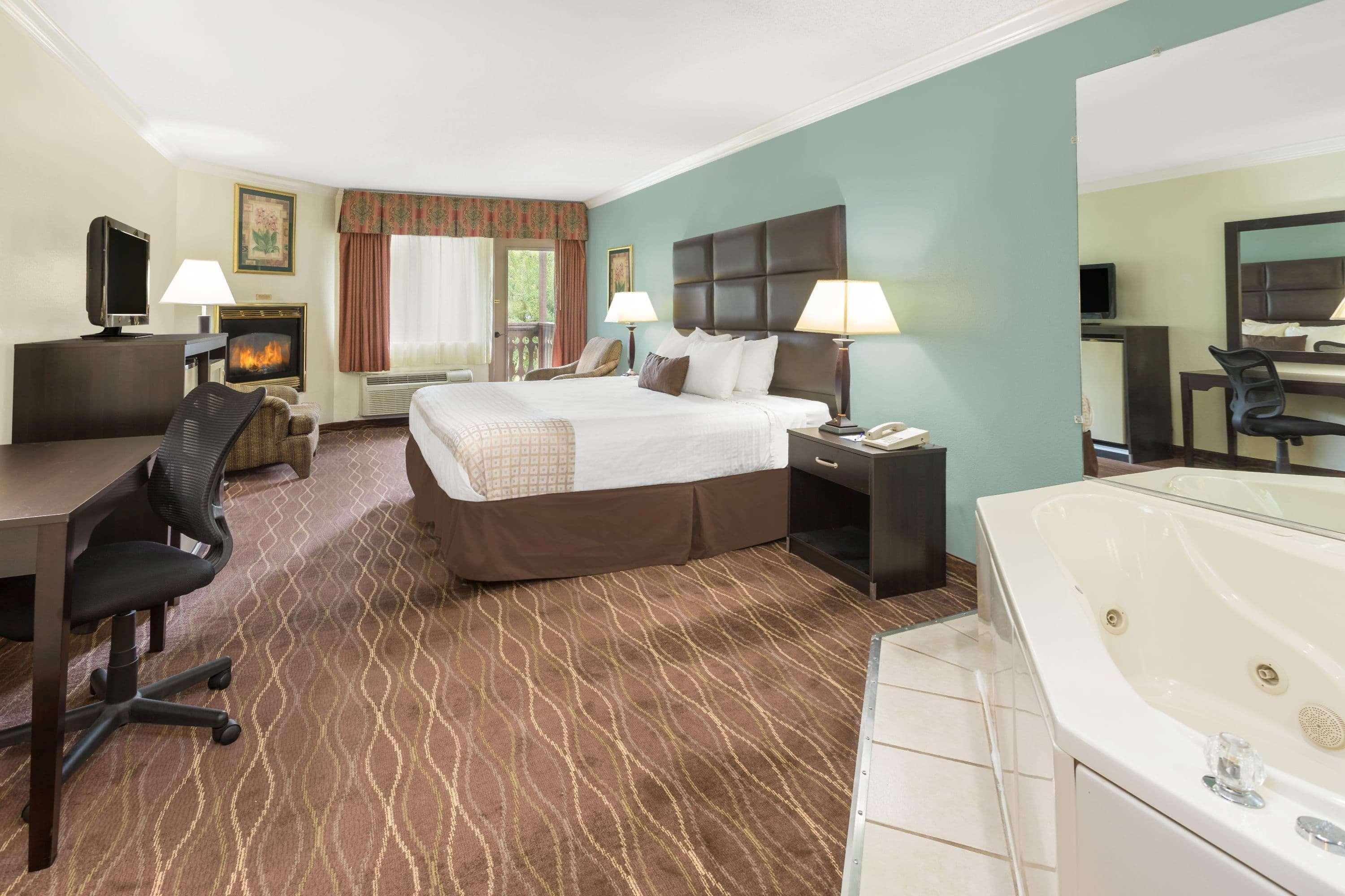 Baymont By Wyndham Helen Motel Bagian luar foto
