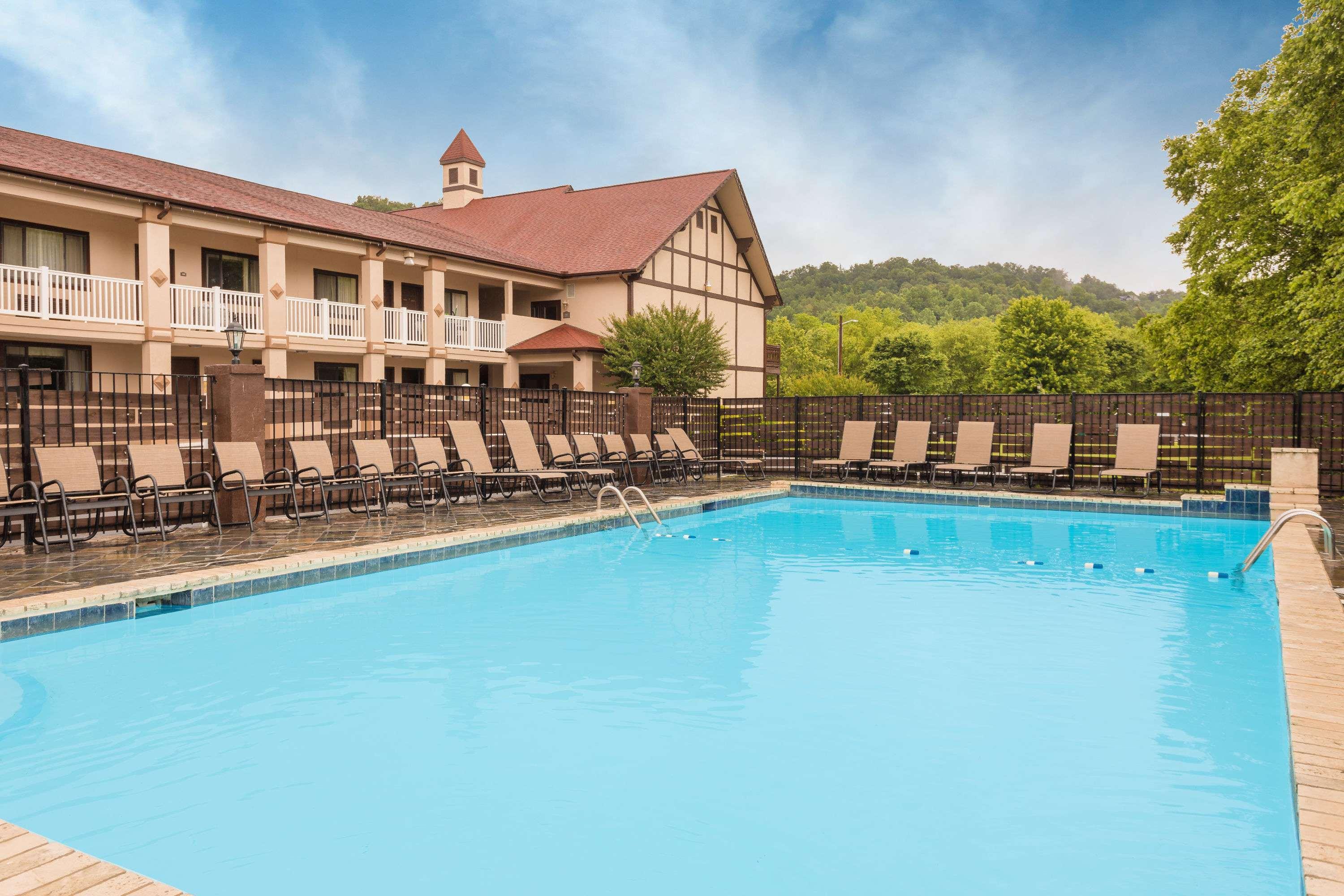 Baymont By Wyndham Helen Motel Bagian luar foto