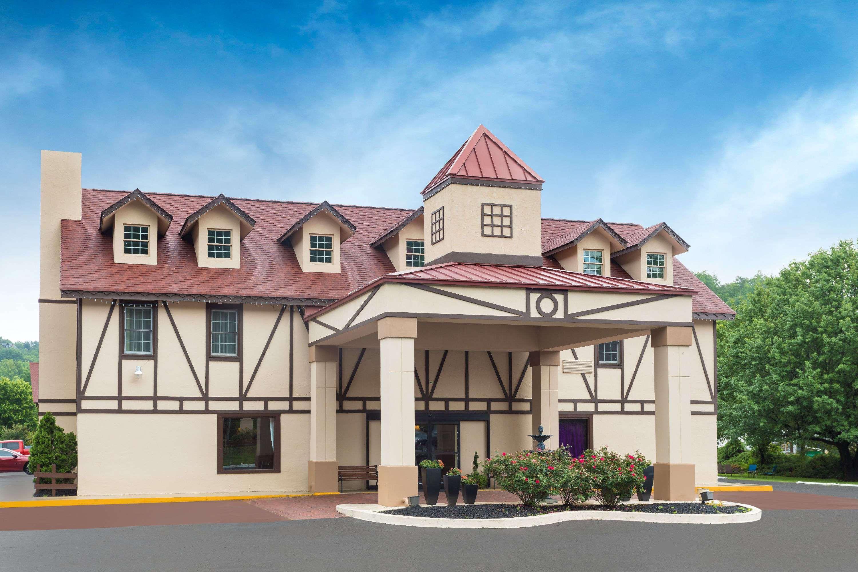 Baymont By Wyndham Helen Motel Bagian luar foto