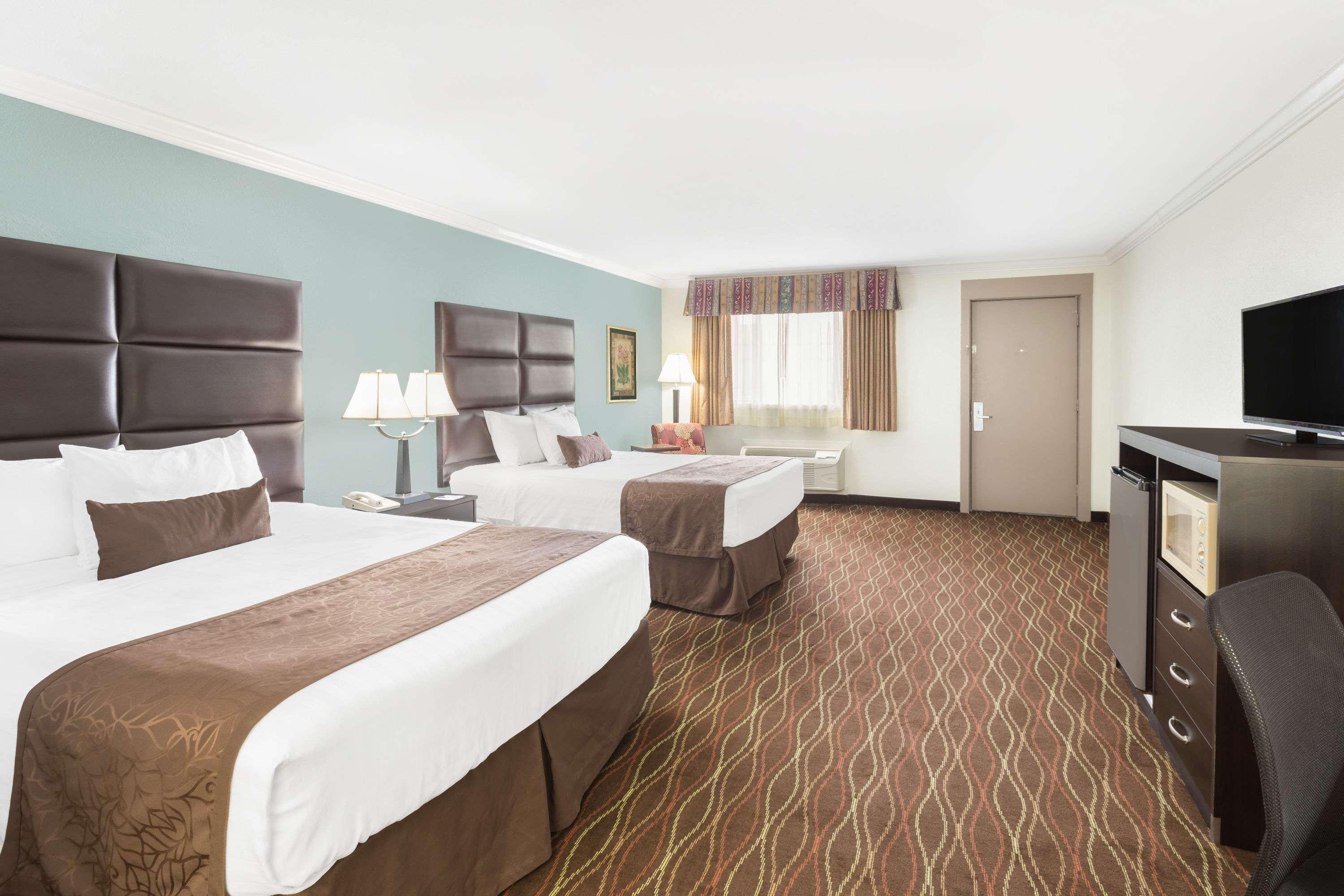 Baymont By Wyndham Helen Motel Bagian luar foto