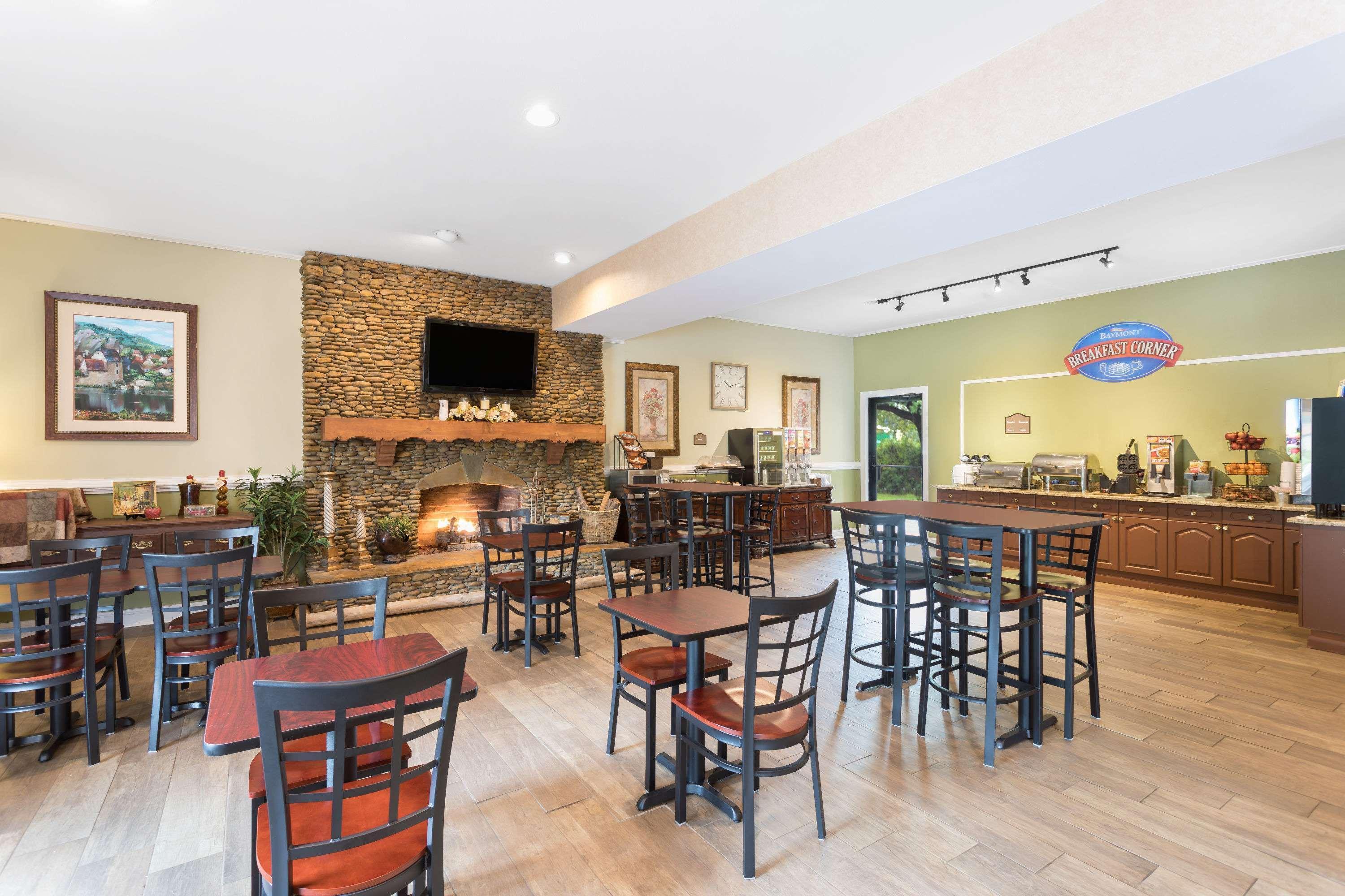 Baymont By Wyndham Helen Motel Bagian luar foto