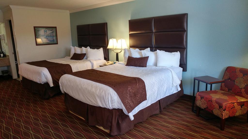 Baymont By Wyndham Helen Motel Bagian luar foto