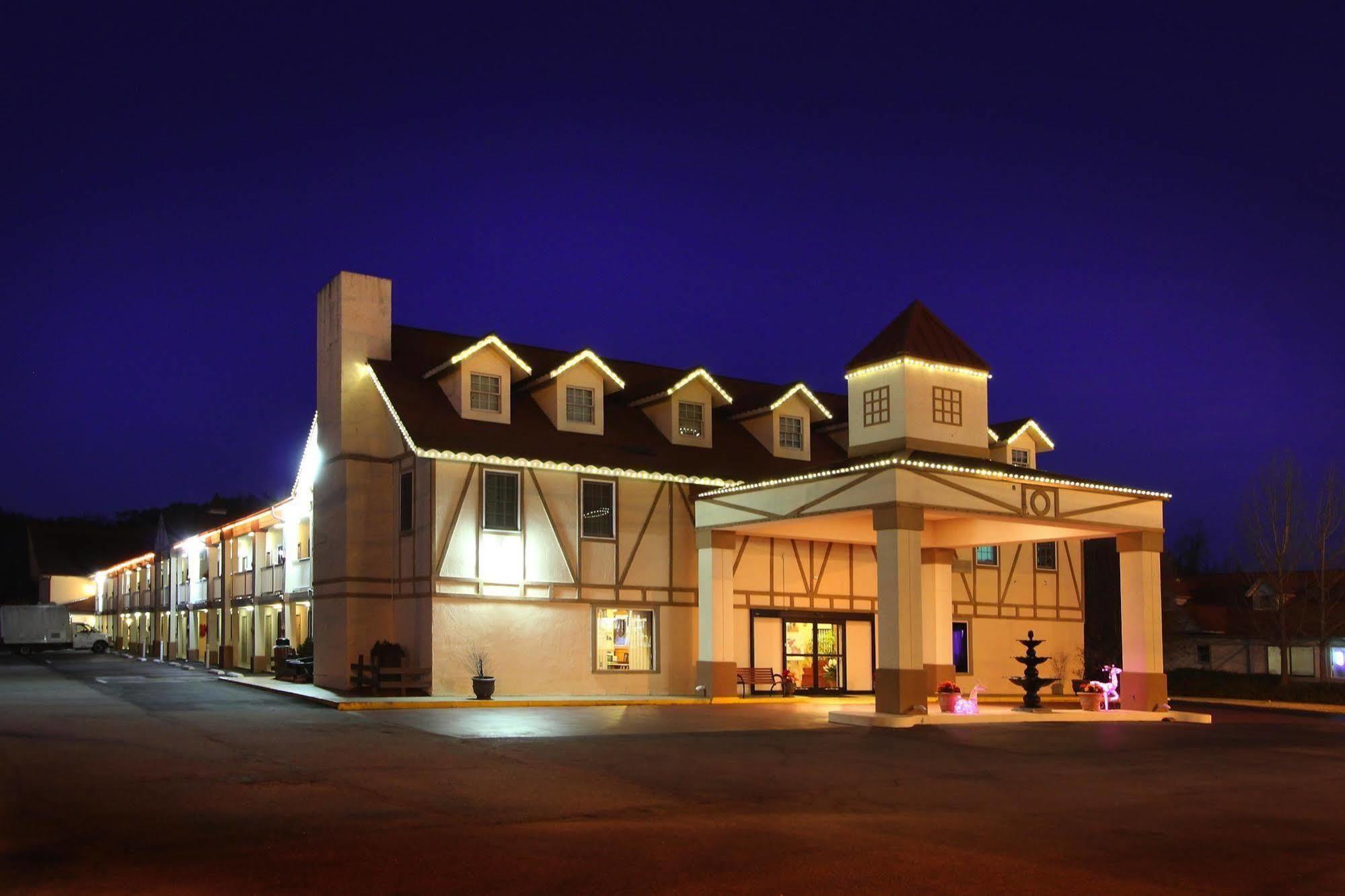 Baymont By Wyndham Helen Motel Bagian luar foto