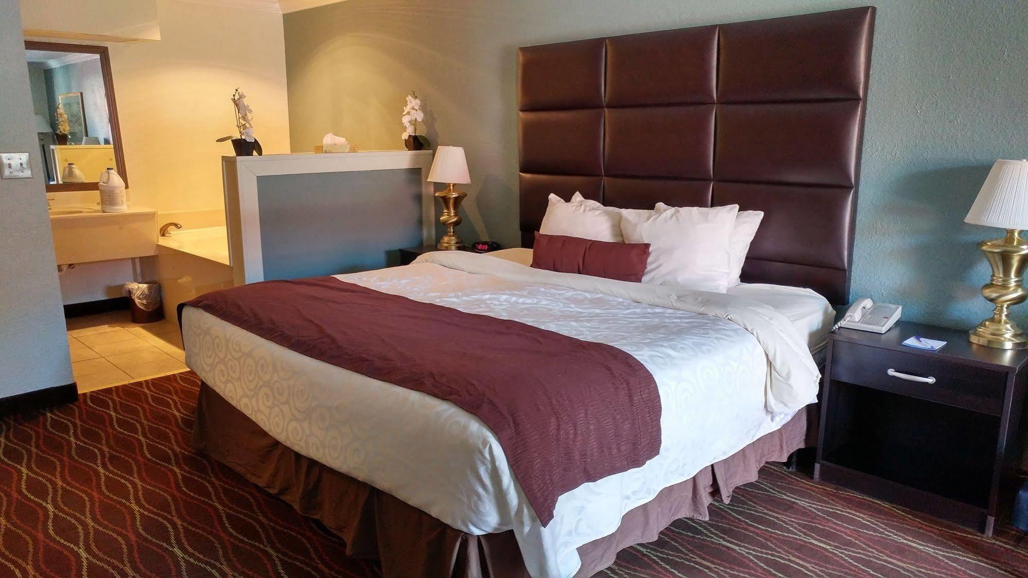 Baymont By Wyndham Helen Motel Bagian luar foto