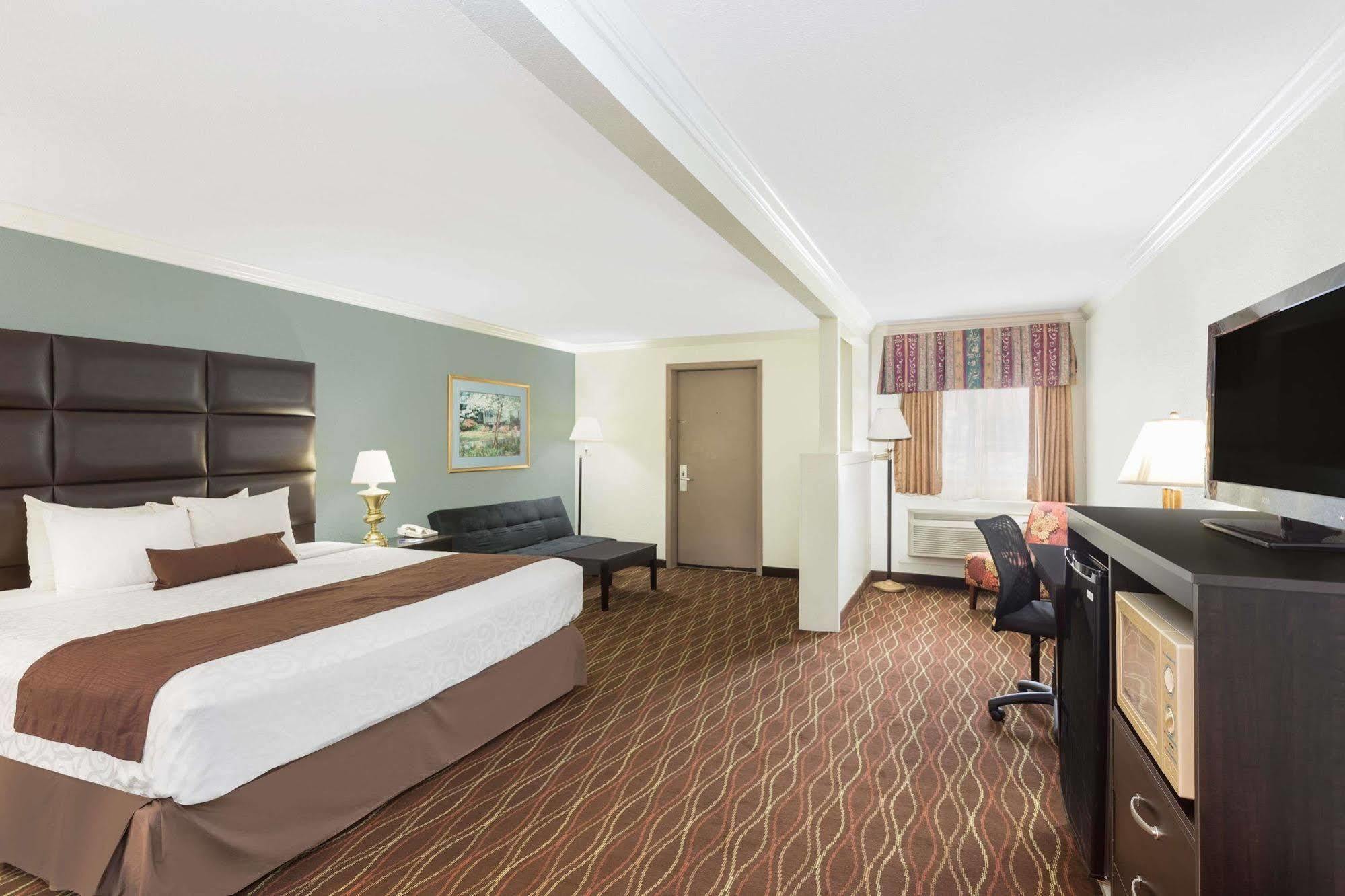 Baymont By Wyndham Helen Motel Bagian luar foto