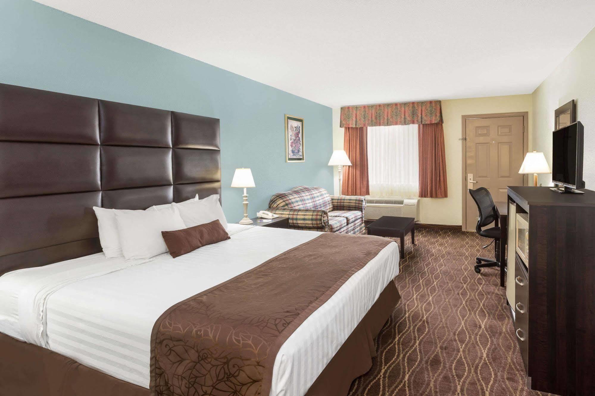 Baymont By Wyndham Helen Motel Bagian luar foto