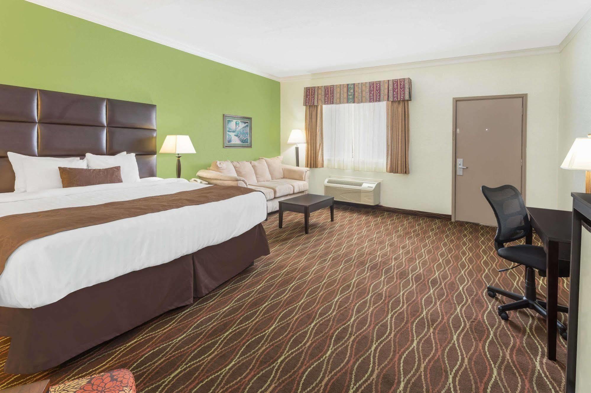 Baymont By Wyndham Helen Motel Bagian luar foto