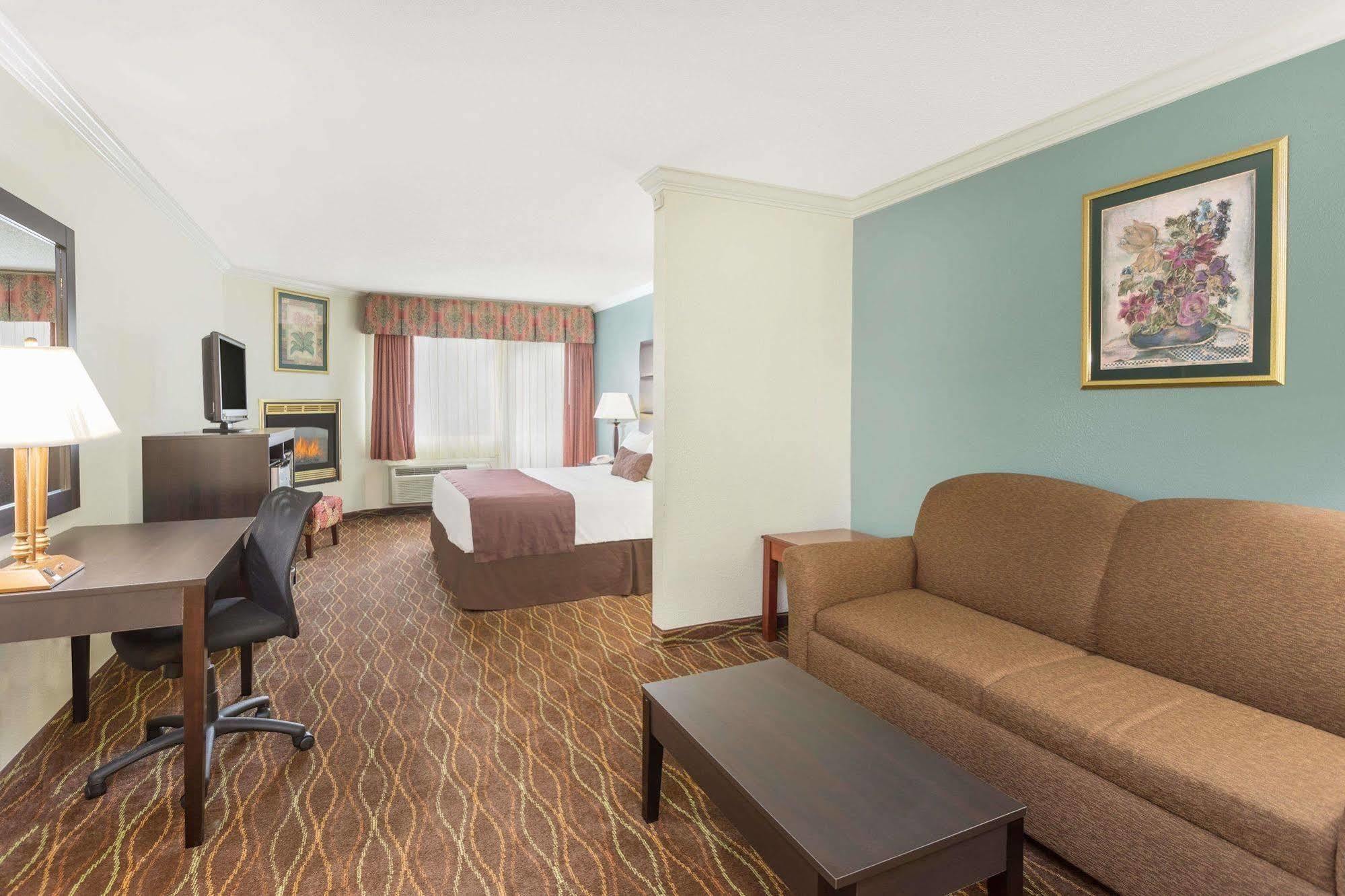Baymont By Wyndham Helen Motel Bagian luar foto