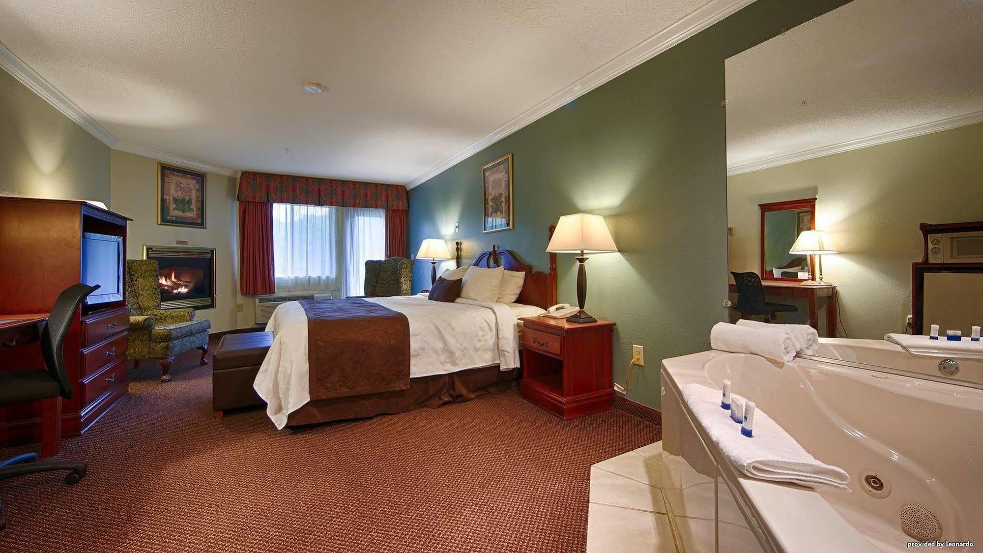 Baymont By Wyndham Helen Motel Bagian luar foto